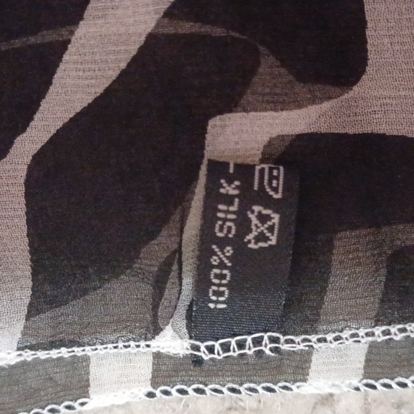 100% Silk Animal Print Scarf - Picture 4 of 11